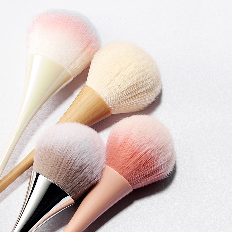 Brosse à ongles en forme de li - Beauty Makeup Background avis et prix